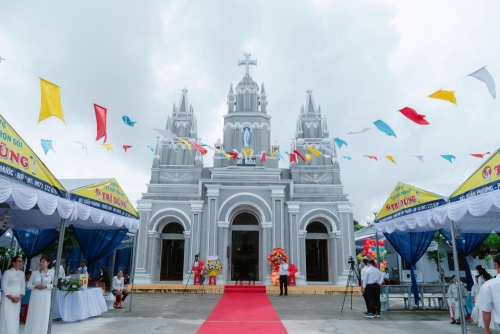 Chuyện "Nhà thờ Xuân Phong" hay “Chuyện cắc cớ trong trường ca cứu độ”