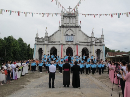Niềm tin thắp sáng lối quê