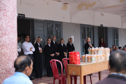 Dòng Nữ tỳ Chúa Giêsu Linh mục thăm viếng và trao quà tại Làng phong Quy Hoà