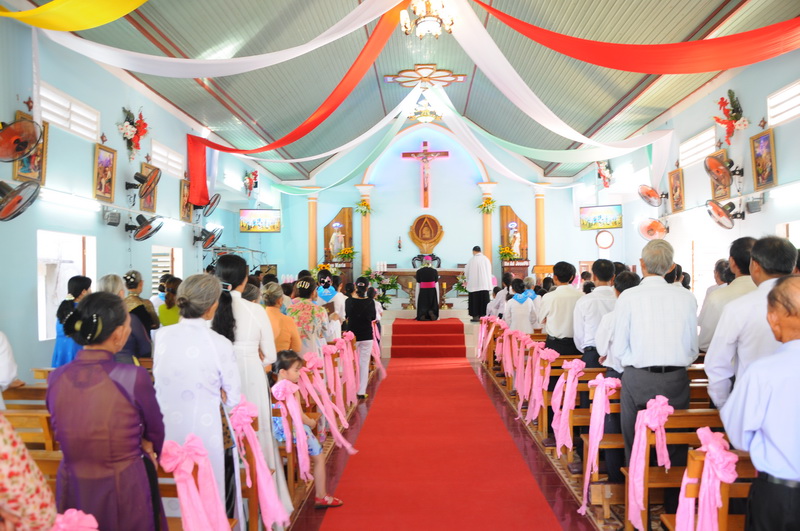 Đức Giám mục giáo phận kinh lý Giáo xứ Chánh Thạnh