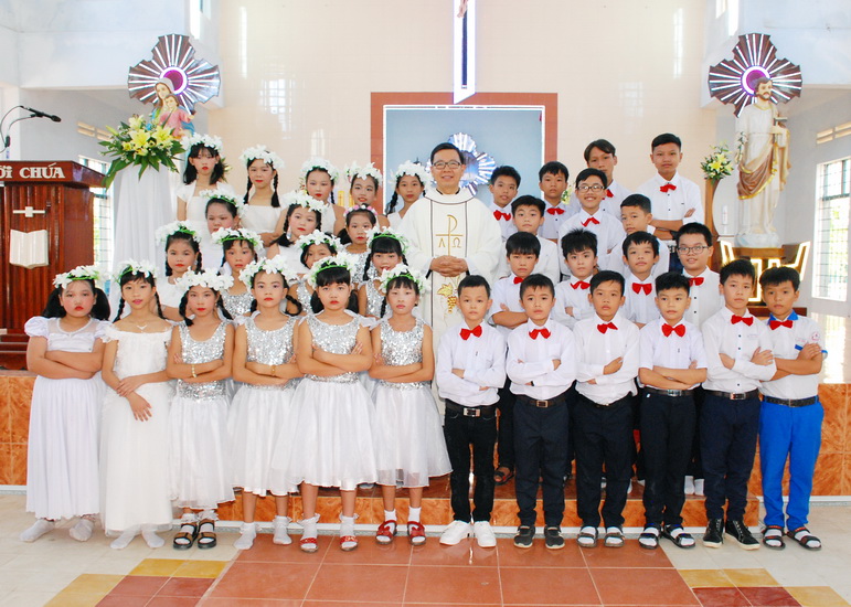 Các em thiếu nhi giáo xứ Phù Cát được rước Chúa lần đầu