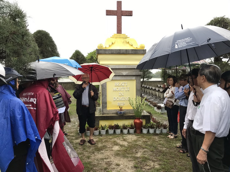 Chủng sinh Chủng viện Qui Nhơn viếng nghĩa trang và dâng thánh lễ cầu nguyện cho các tiền nhân
