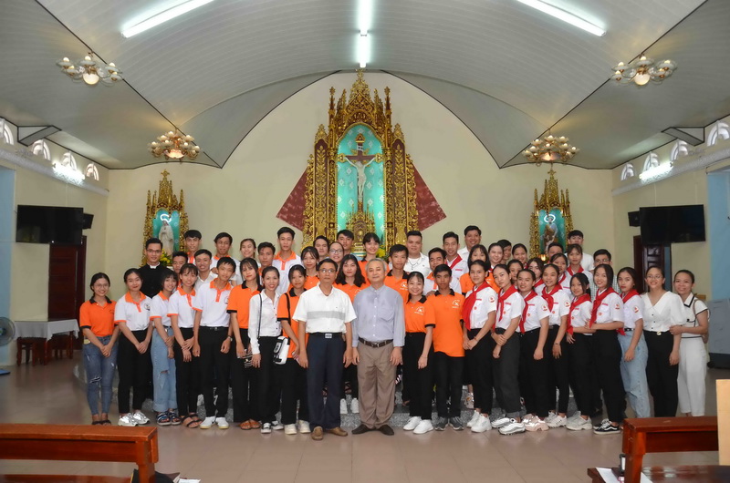 Bạn trẻ mừng lễ Chúa Ba Ngôi tại nhà thờ Ghềnh Ráng