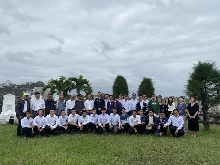 Chủng Viện Qui Nhơn Viếng Nghĩa Trang Làng Sông