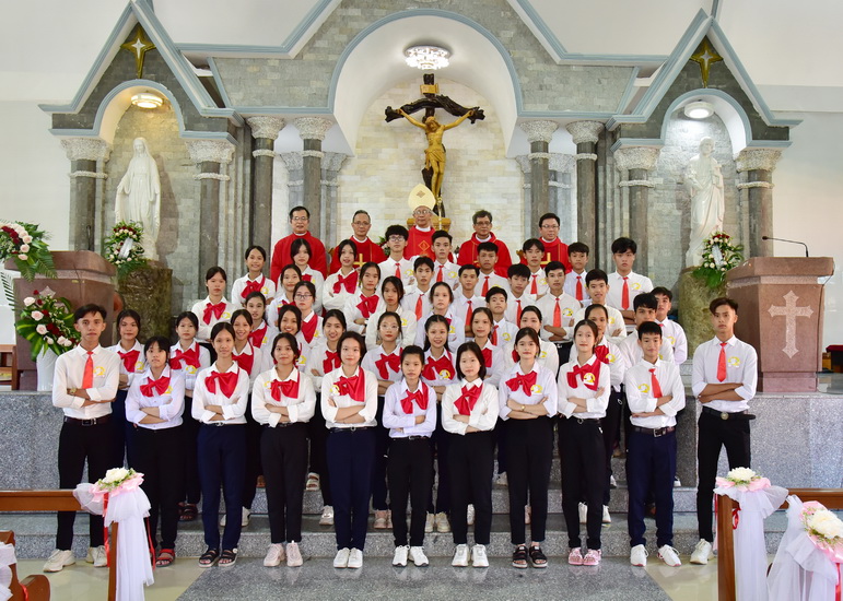 Thánh lễ ban bí tích Thêm sức và Rước lễ lần đầu tại Giáo xứ Công Chánh