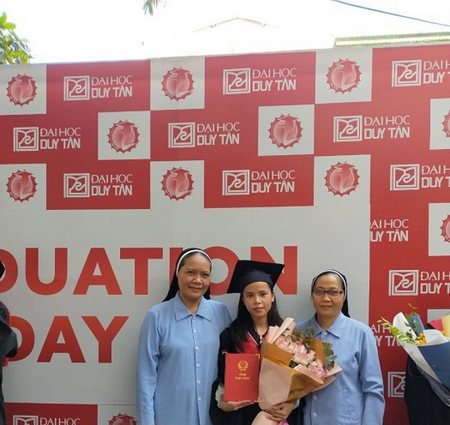 Niềm vui ngày con nhận bằng tốt nghiệp Đại học