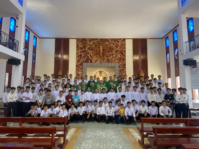 Thánh lễ tạ ơn bế mạc cuộc gặp gỡ dự tu  và nghi thức dấn thân, sai đi cho quý thầy