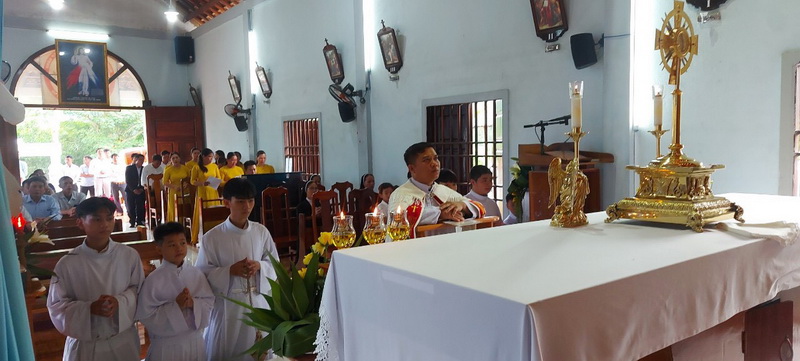 Giáo họ biệt lập Ba Tơ Chầu Thánh Thể