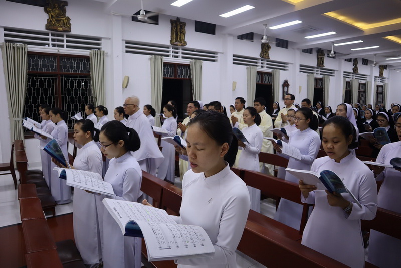 Thánh lễ tạ ơn của quý Tân Linh mục tại Nhà mẹ Hội dòng Mến Thánh Giá Qui Nhơn