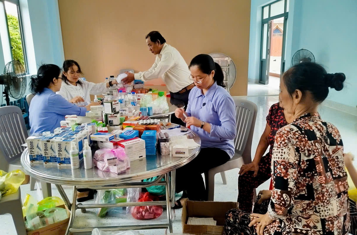 GIáo xứ Gò Dài khám bệnh và phát thuốc miễn phí