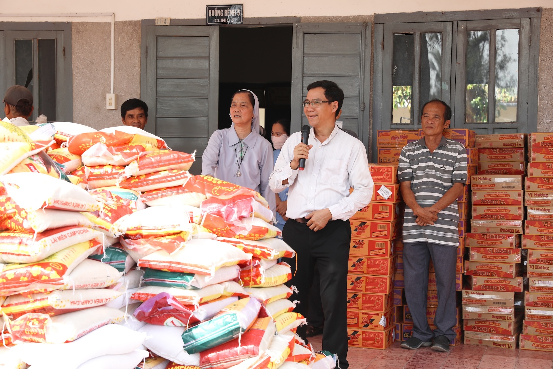 Phát quà cho các bệnh nhân phong tại Làng phong Qui Hòa sau bão Kalmaegi