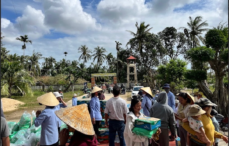 Tình người sau cơn bão