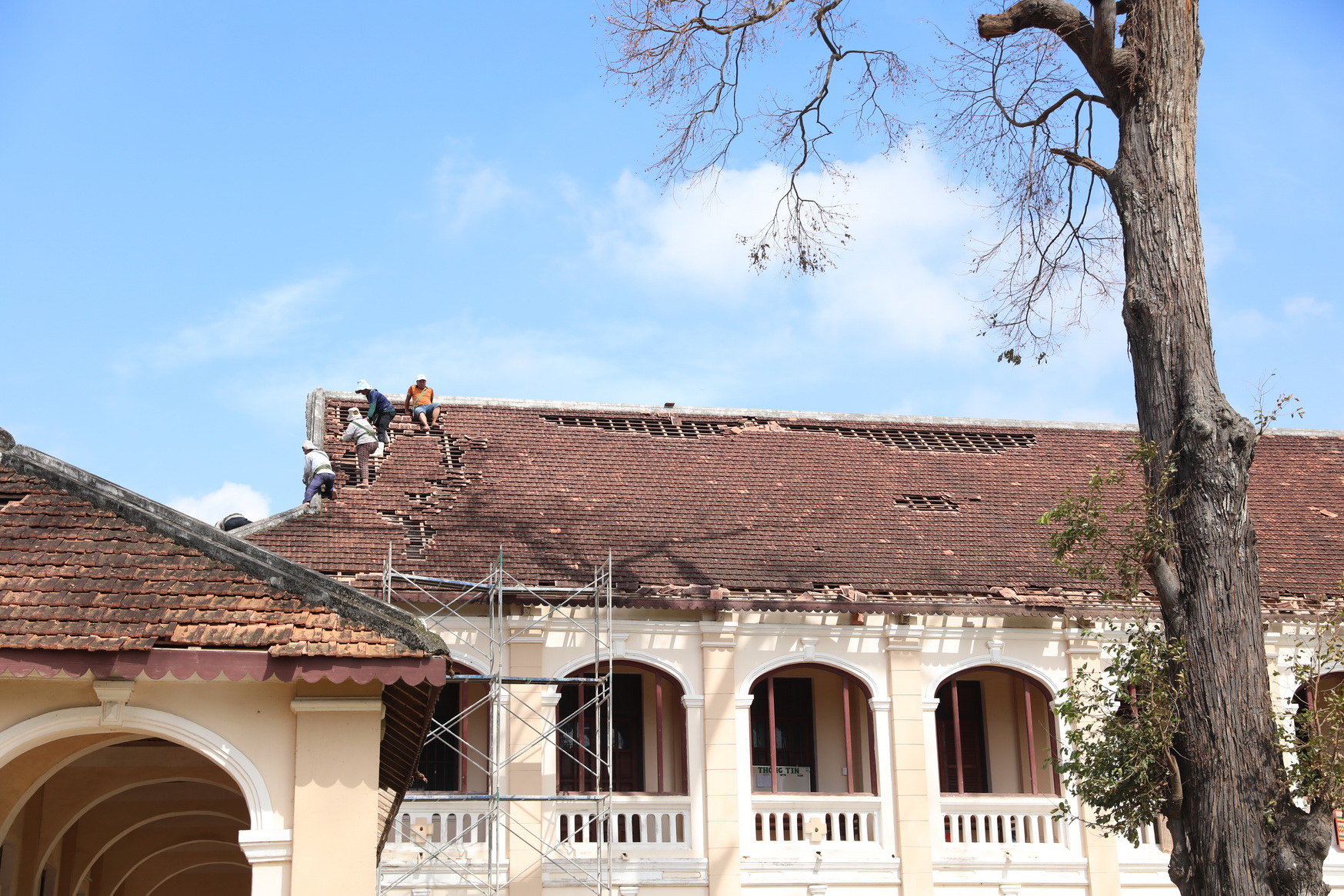 Dựng lại Làng Sông: Biểu tượng tôn giáo, nỗi đau hoang tàn và khát vọng Phục sinh