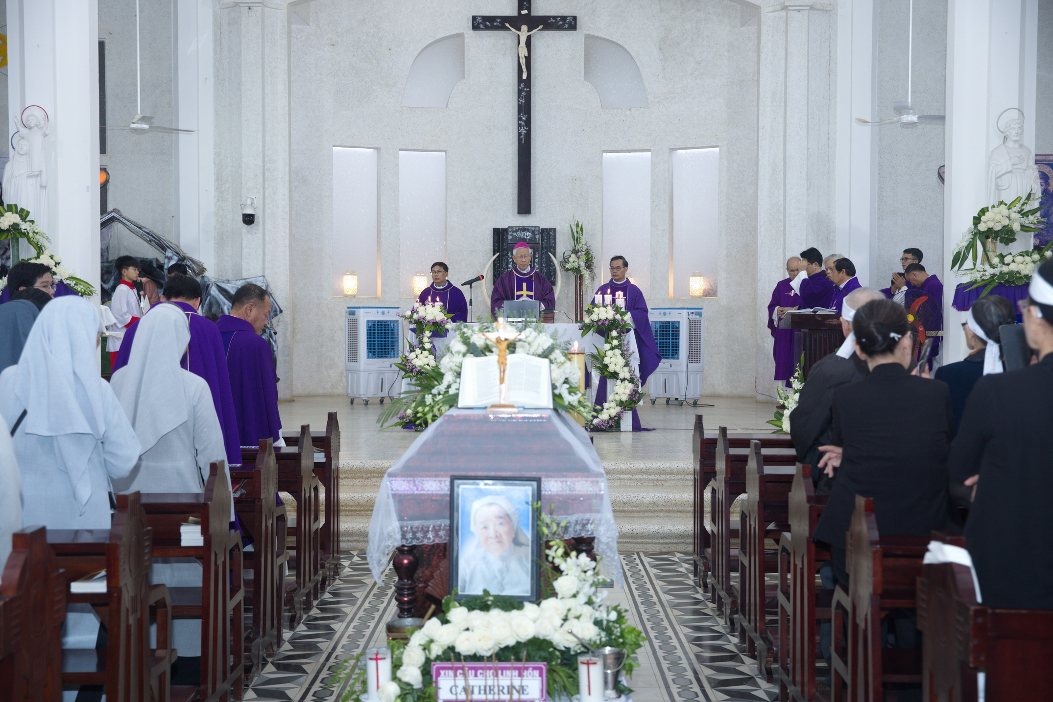 Thánh lễ an táng Nữ tu Catherine Huyền Thị Thanh, Fmm (O Assunta) tại Nhà thờ Giáo xứ Qui Hòa