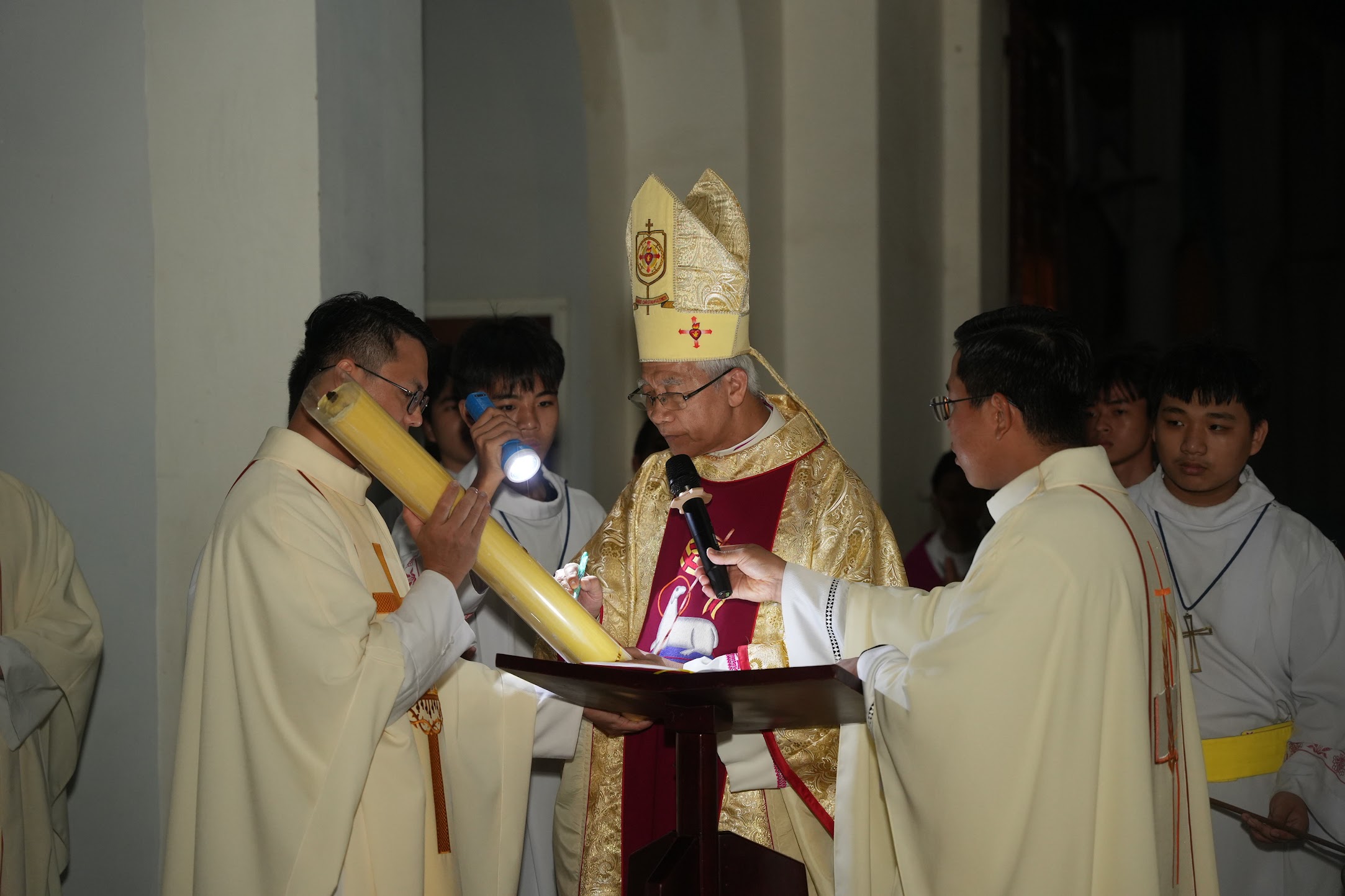 Đức cha Matthêô cử hành Thánh lễ Vọng Phục Sinh năm 2026