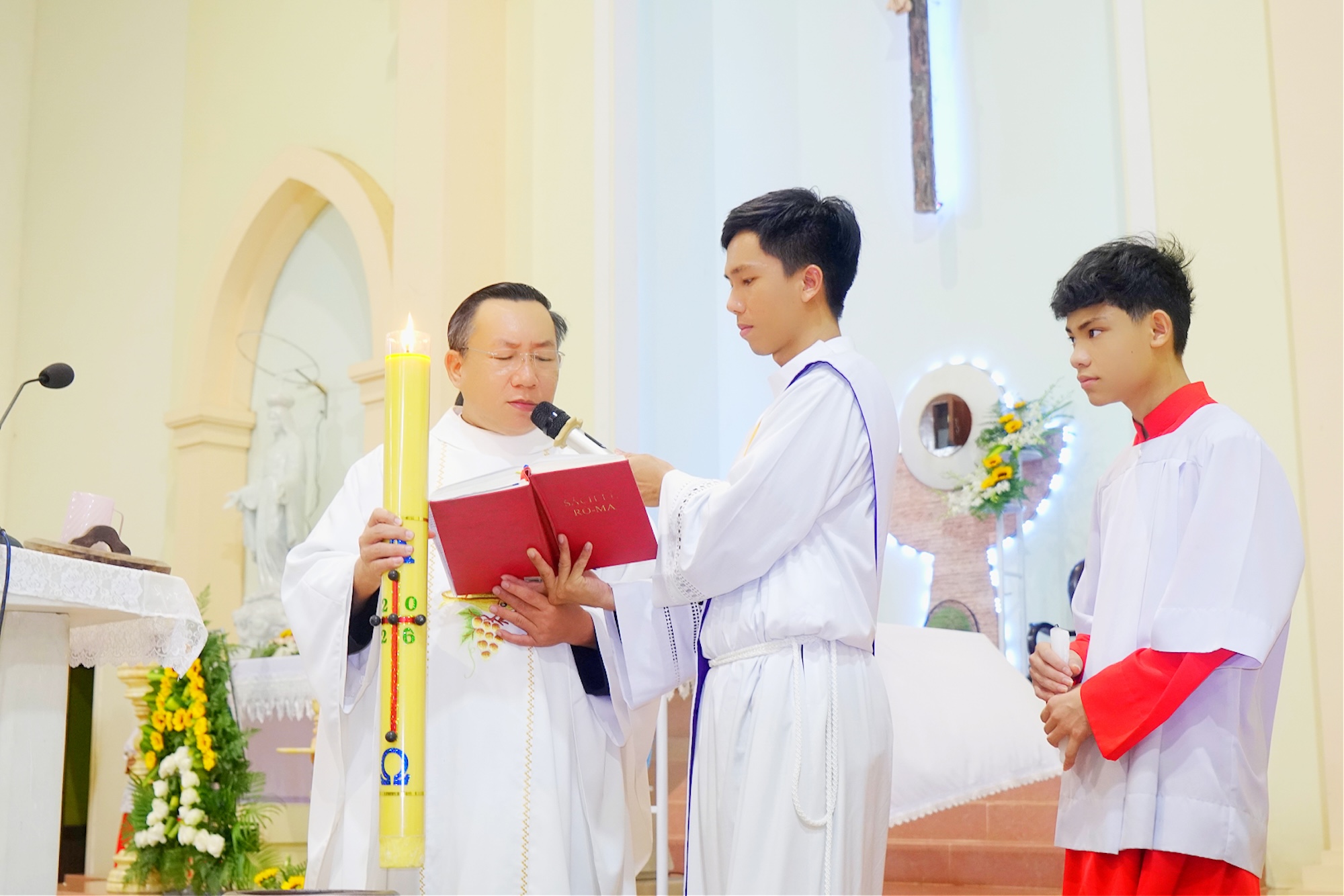 Giáo xứ Gia Chiểu cử hành Thánh lễ Vọng Phục Sinh 2026