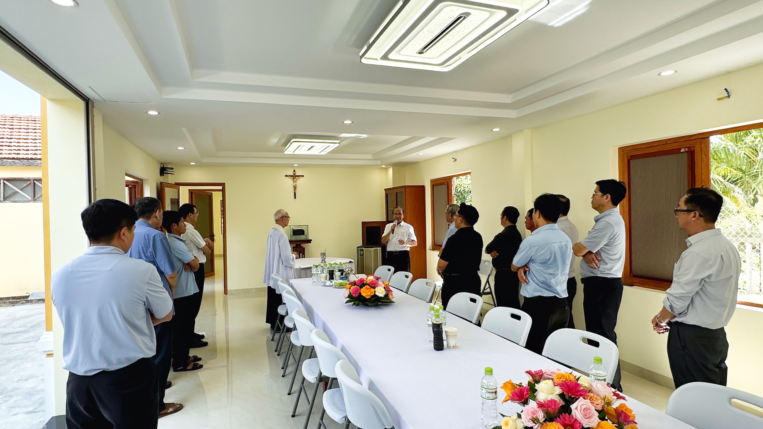 Cha Tổng Đại diện làm phép và khánh thành nhà xứ Giáo xứ Mằng Lăng