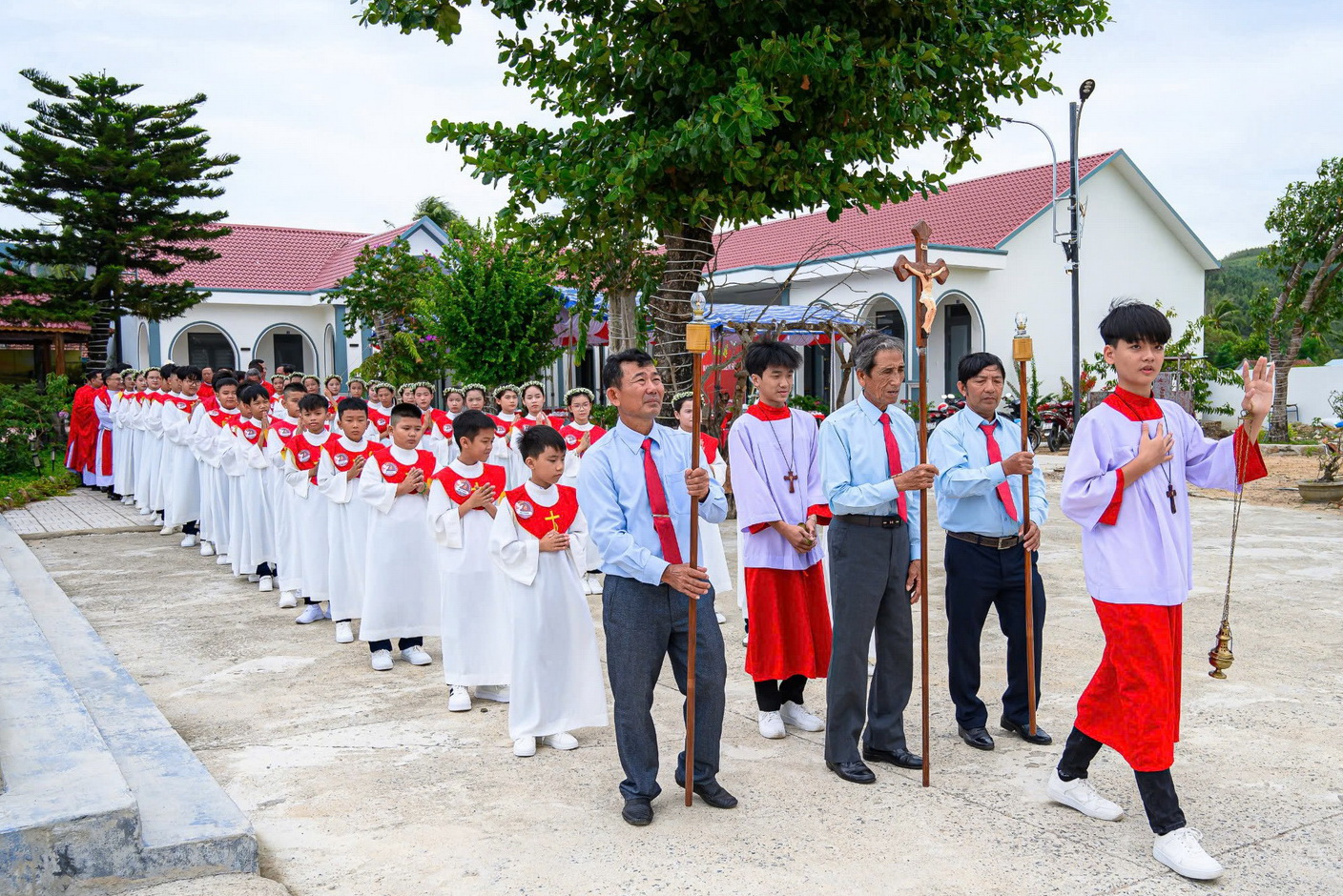 Đức cha Matthêô ban Bí tích Thêm Sức tại Giáo xứ Hóc Gáo