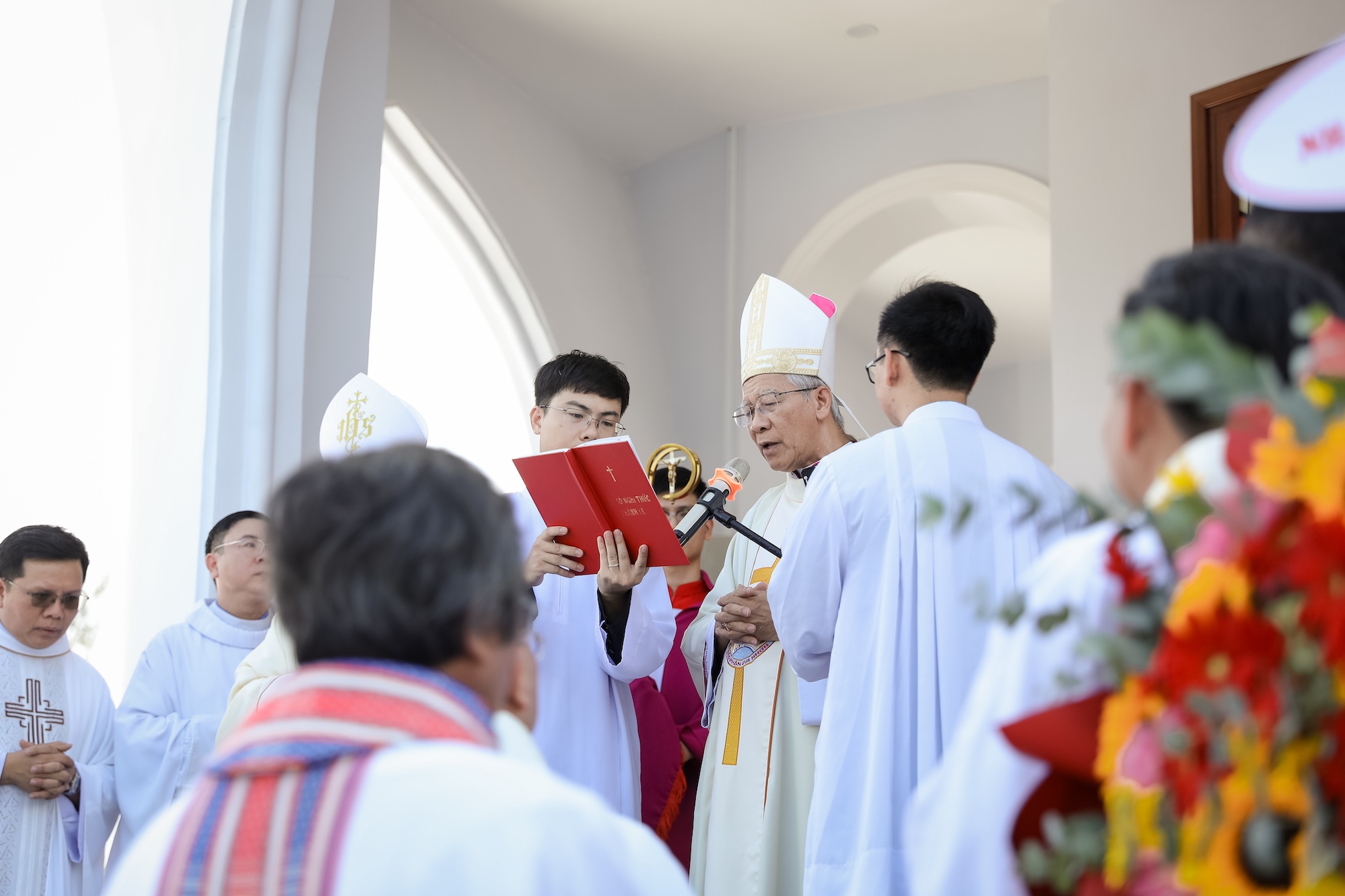 Đức cha Matthêô Nguyễn Văn Khôi cử hành thánh lễ khánh thành và cung hiến nhà thờ Giáo xứ Bình Thạnh