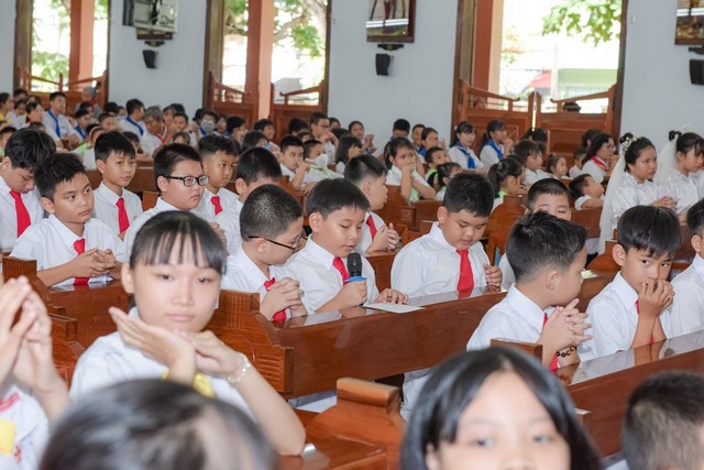 Thánh lễ ban bí ban bí tích Thánh Thể lần đầu cho thiếu nhi giáo xứ Tuy Hòa