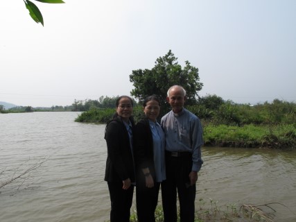 Dọc bờ sông thoa